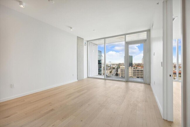 Foto del edificio - 313 W 17th St