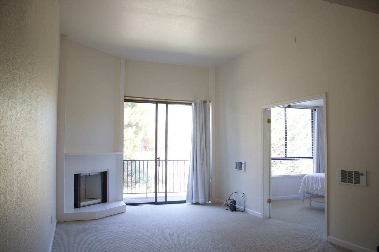 High ceilings, new carpet and paint - 514 Seaver Dr
