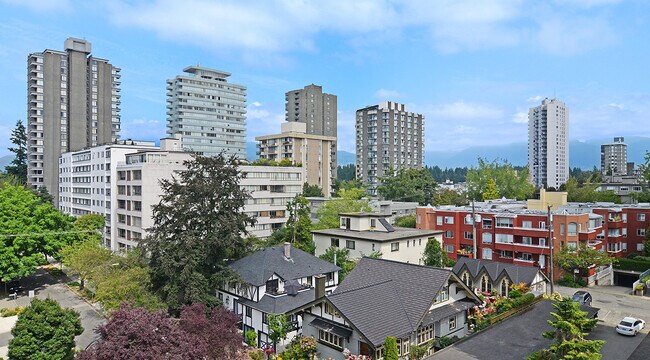 Building Photo - Breakers