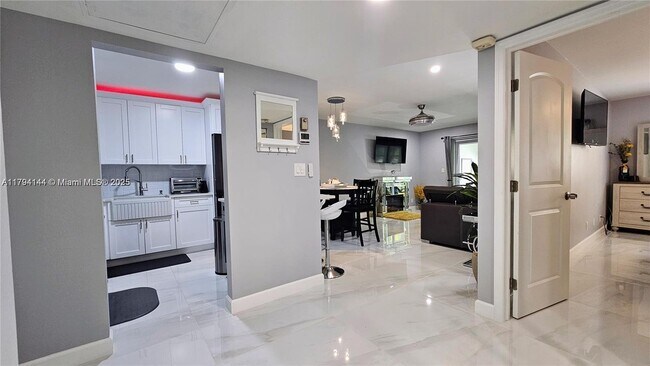 Foto del edificio - 5680 SW 3rd Pl