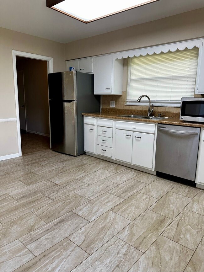 Building Photo - 2671 Montcalm Rd