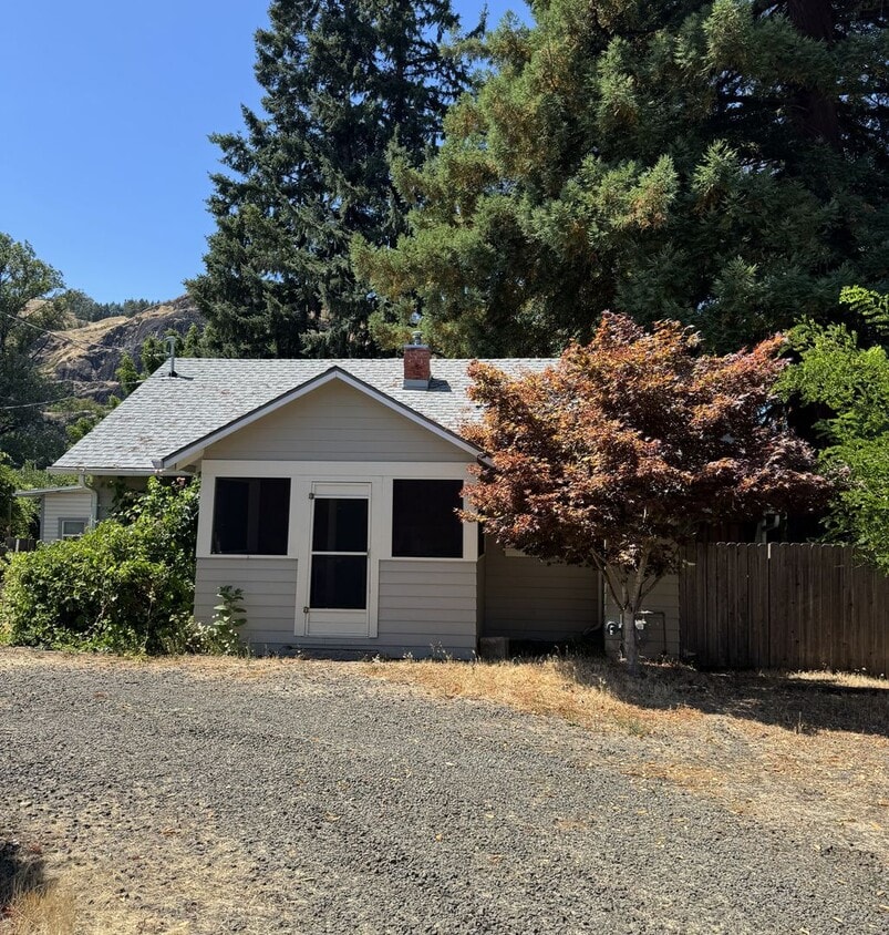 Primary Photo - 3 Bedroom home SE Roseburg home