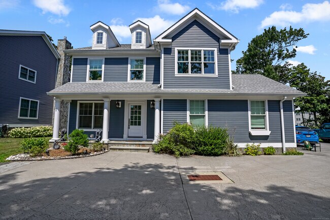 Foto del edificio - 328 Brewster St