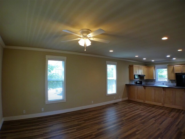 Building Photo - 2421 England St