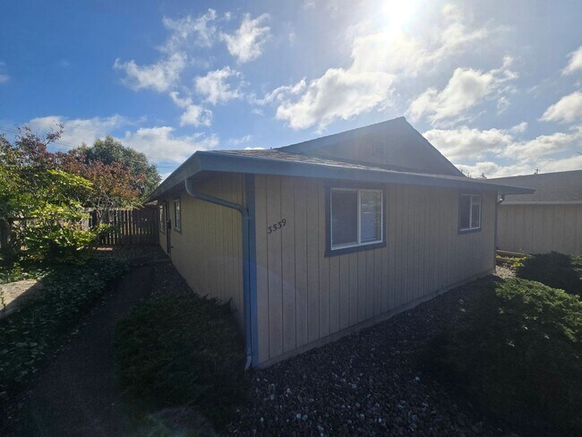 Foto del edificio - Pet-friendly and updated 3BR/1BA Eureka home