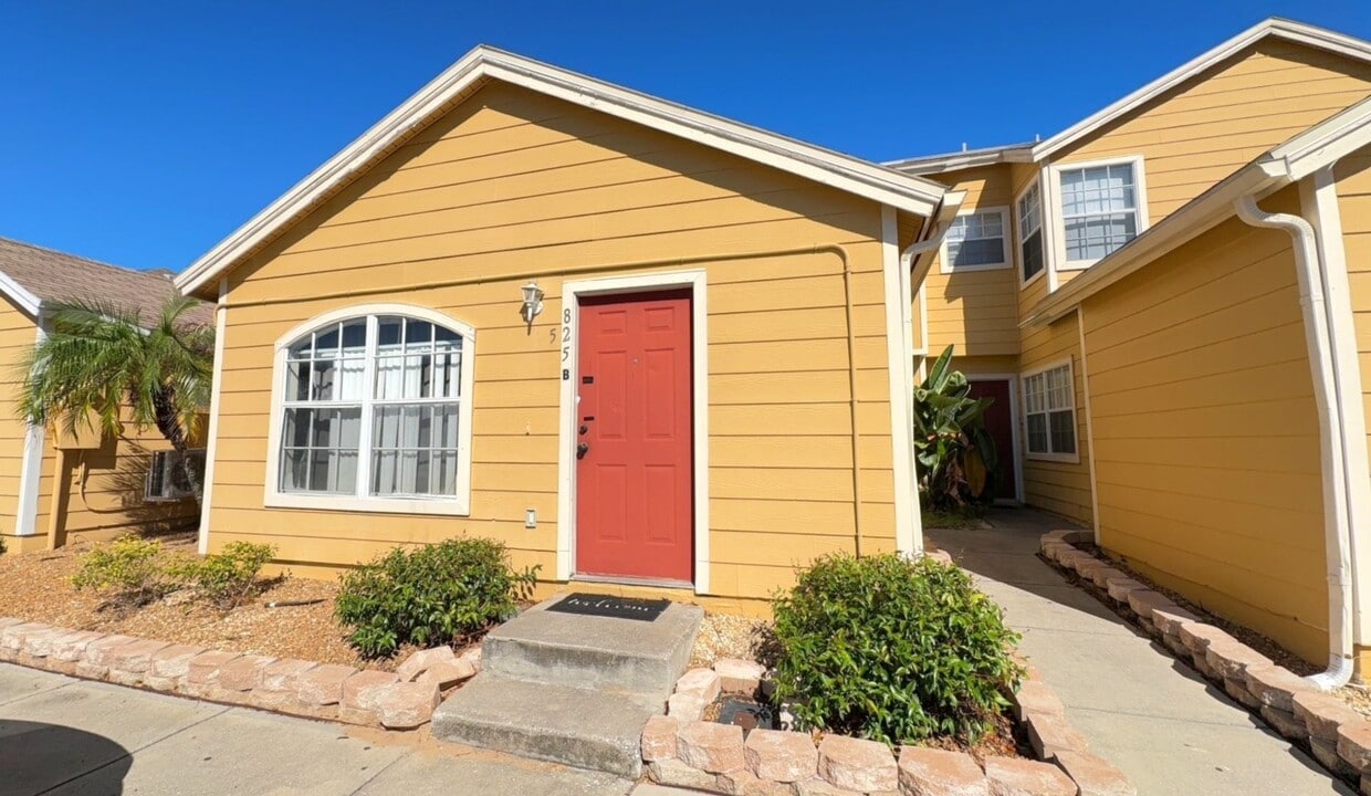 Available Now! Charming 1-Story Lockout Townhome in Davenport! - Available Now! Charming 1-Story Lockout Townhome in Davenport!