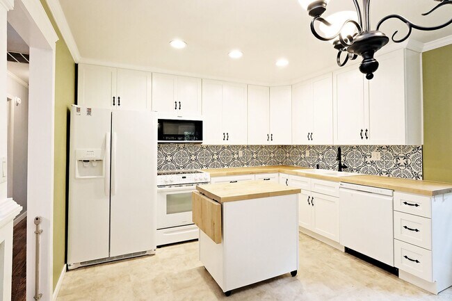 Foto del edificio - 703 Oak Creek Rd