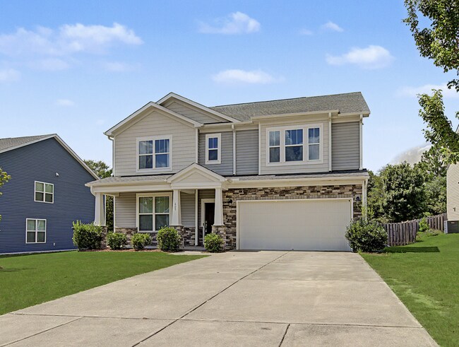 Foto del edificio - 5-Bedroom Home w/ Fenced-in BackYard in Knightdale