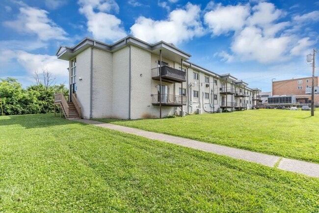 Building Photo - 2 Bedroom Unit was recently renovated. Live walking distance from the downtown square or steps fr...