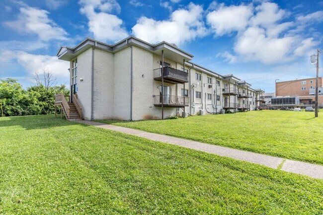 Foto del edificio - 2 Bedroom Unit was recently renovated. Live walking distance from the downtown square or steps fr...