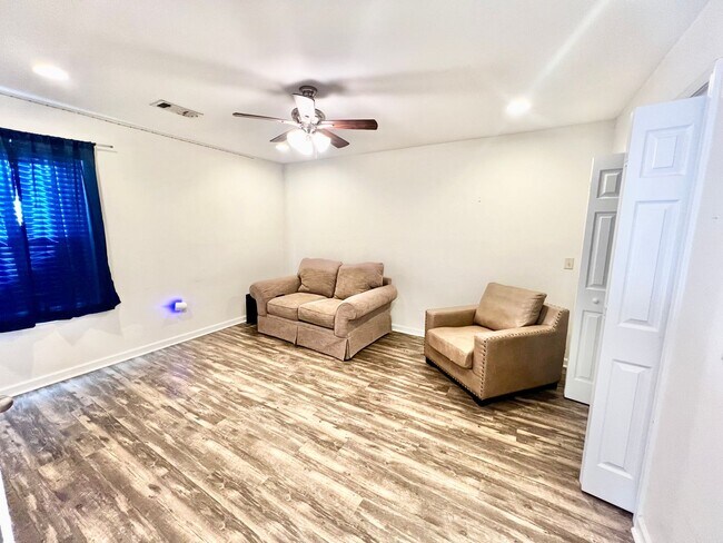 Foto del edificio - 302 Corman Ave