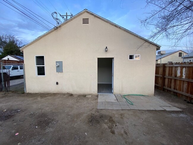 Building Photo - Charming 2 BD 1 BA House in Central SW Bakersfield