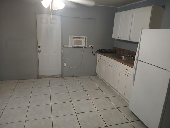 Building Photo - 2900 Sunshine Blvd