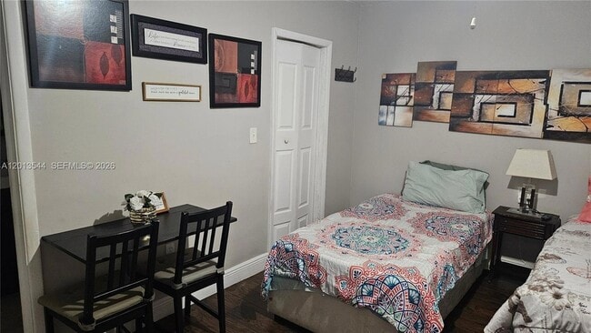 Foto del edificio - 830 NE 159th St