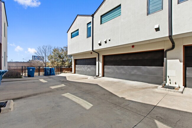 Foto del edificio - 1931 E 38th 1/2 St