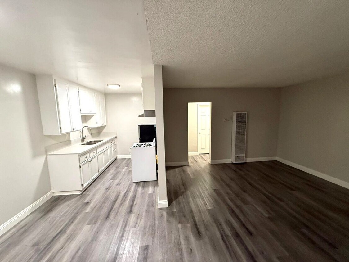 Foto principal - 1044 W. 110th St.