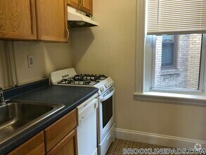 Building Photo - 352 Riverway