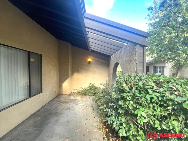 Building Photo - Stunning 3BD/2.5BA Condo in Bakersfield's 93309 — HOA Community & Move-In Ready!