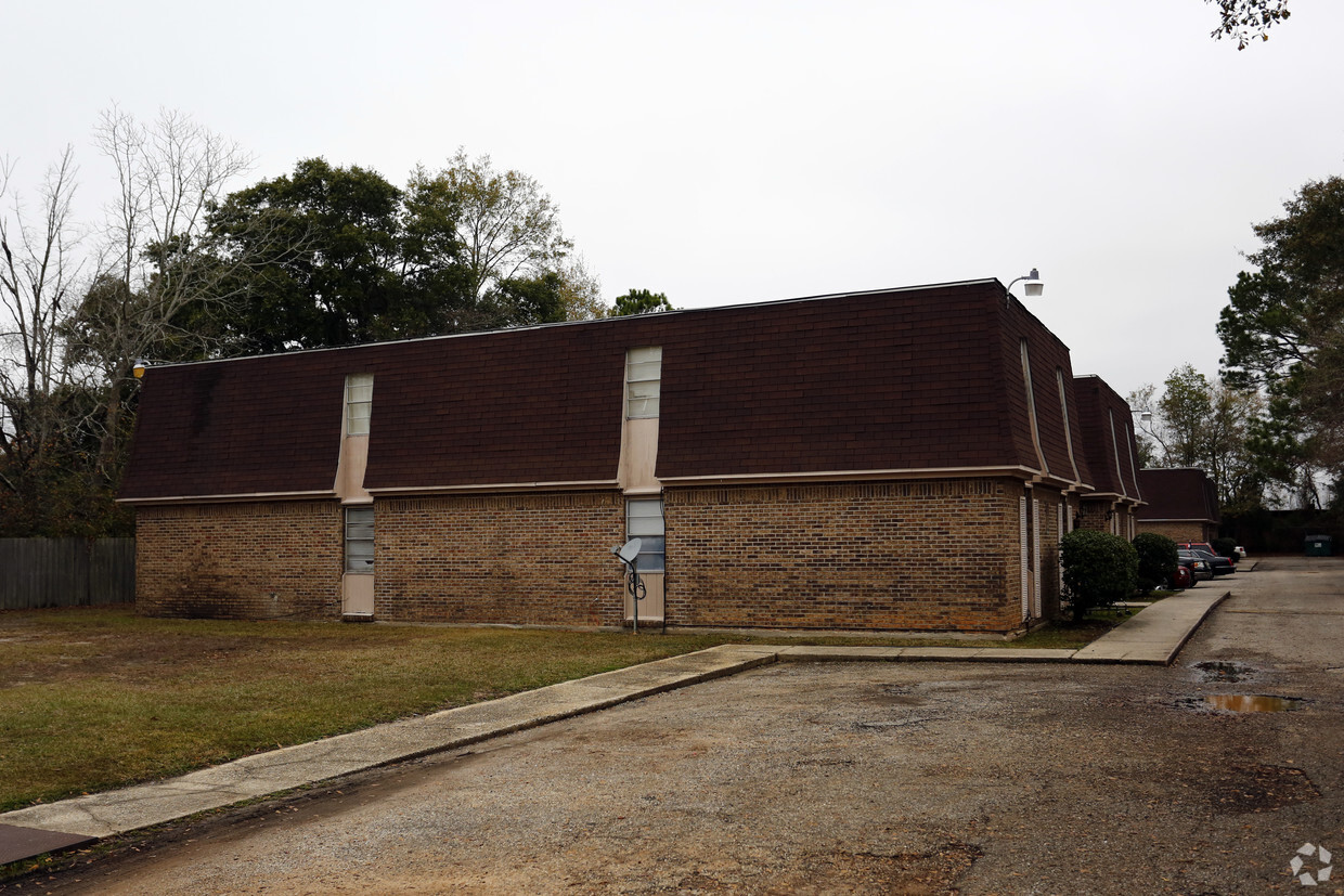 Building Photo - Chateau Orleans Apartments