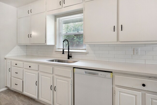 Foto del edificio - 730 N College St