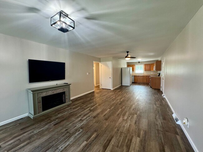 Building Photo - Well maintained 3-bedroom 1.5-bathroom ran...