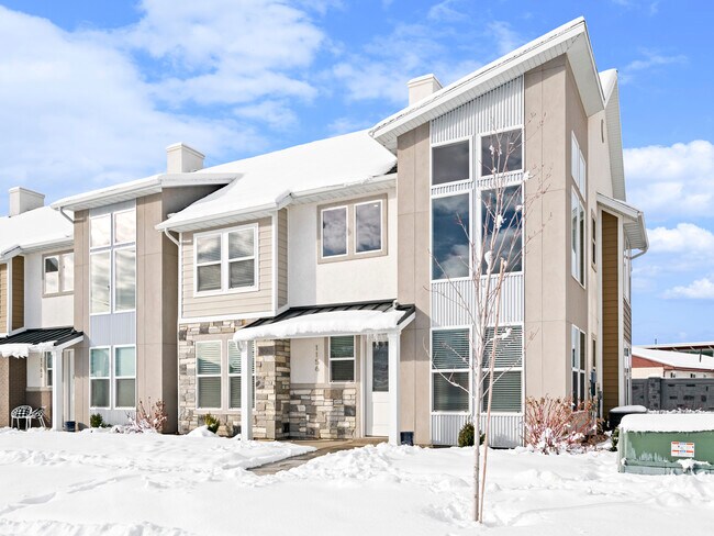 Building Photo - 1156 S High Ridge Rd