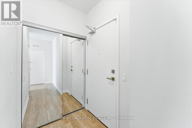 Photo du bâtiment - 4055-4055 Parkside Village Dr