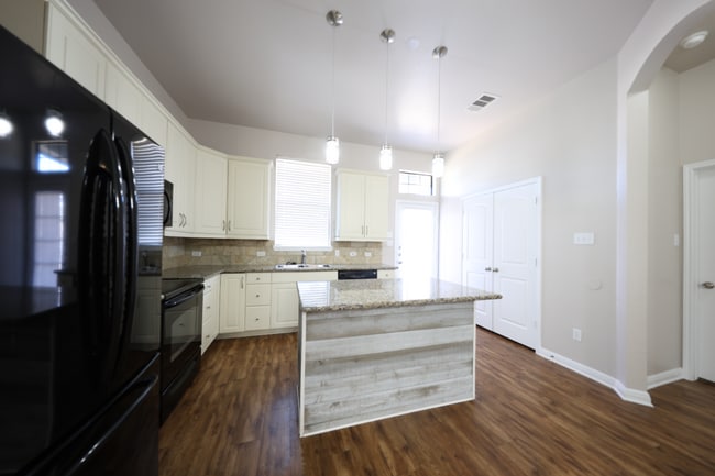 Building Photo - 3309 Castleton Dr
