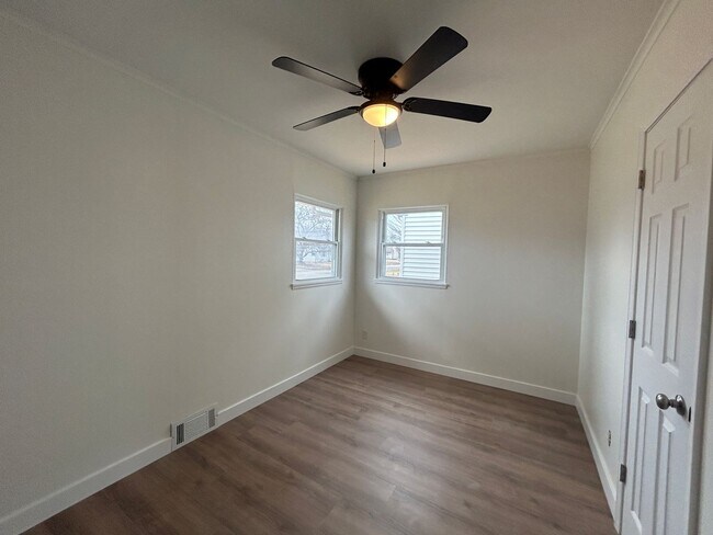 Foto del edificio - Newly updated 2 bedroom 1 bath home in Rock Island with Garage!