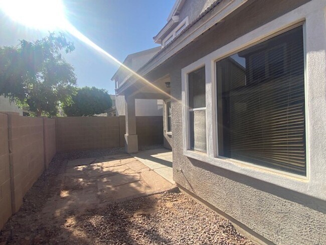 Foto del edificio - Two-story 4-bedroom plus den home in  gated Barrington Estates, Mesa.