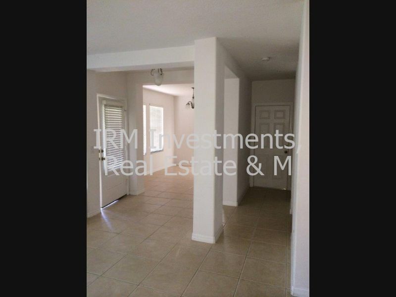 Building Photo - 3 bed 2 bath townhome w garage