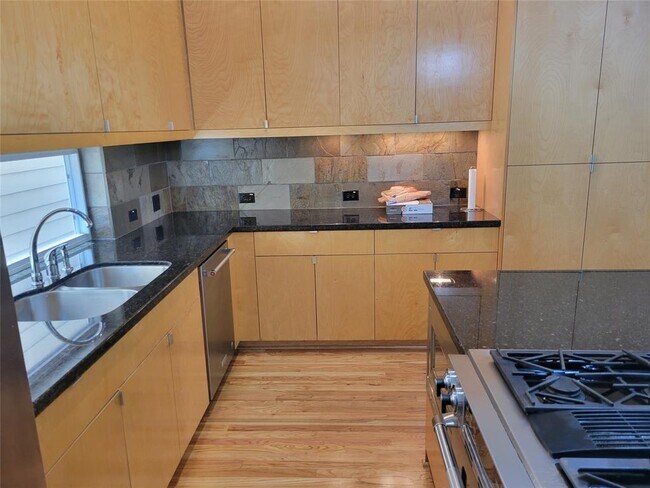 Building Photo - 6118 Hamman St