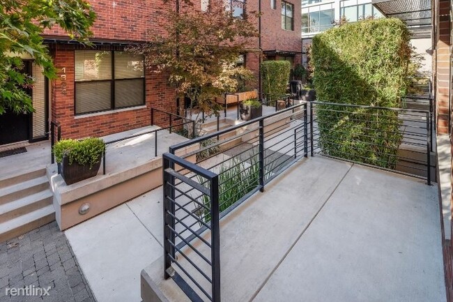 Building Photo - 2 br, 2 bath Townhome - 1325 W Sutter Walk
