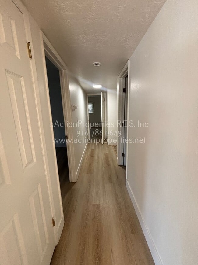 Building Photo - 2 Bedroom Duplex, all new, Central Heat an...