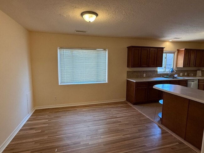 Building Photo - 4 Bedroom, nice area, 2 Car Garage