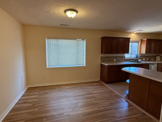 Foto del edificio - 4 Bedroom, nice area, 2 Car Garage