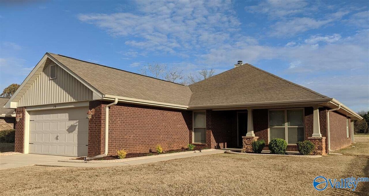 Foto principal - 276 Village Springs Dr