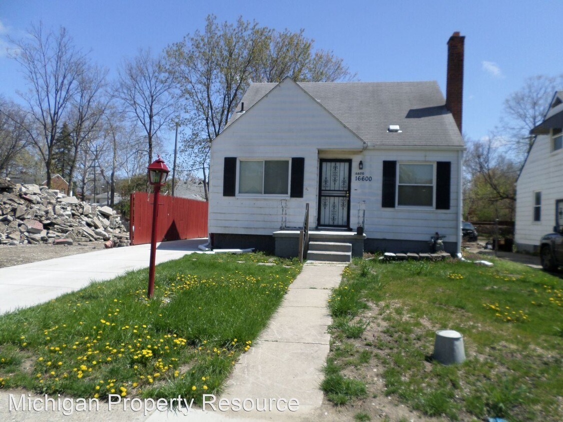 Primary Photo - 4 br, 1 bath House - 16600 Stahelin Ave