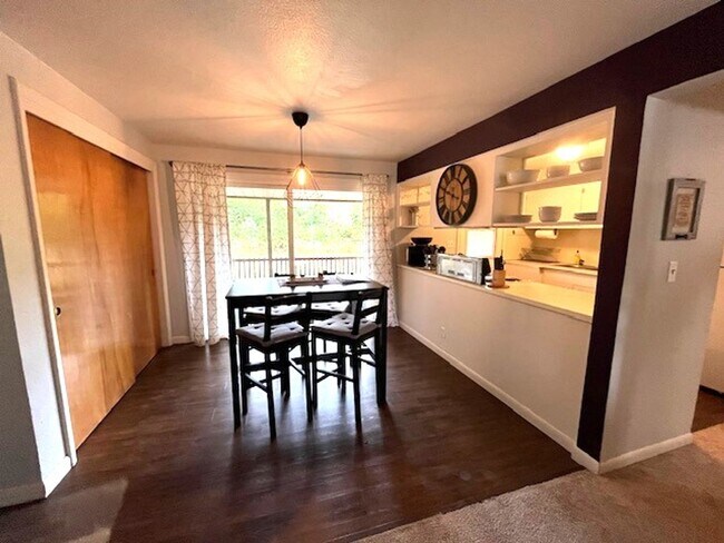Foto del edificio - 24055 NE North Valley Rd