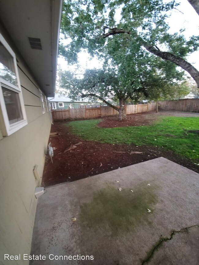 Building Photo - 2 br, 1 bath House - 160 E 29th Place