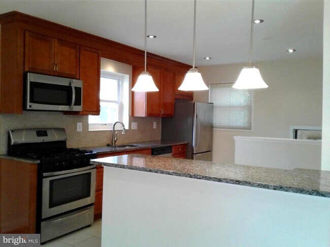 Building Photo - 6707 Forest Hill Dr
