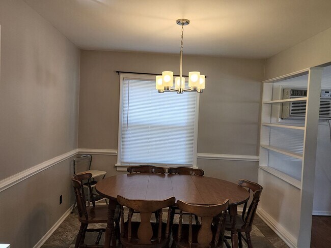 Building Photo - Charming 3 Bedroom Home in Quiet Neighborhood