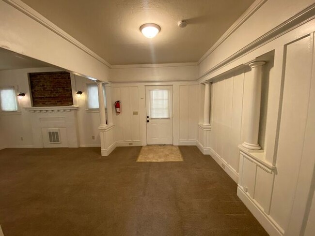 Building Photo - Move-In Ready Studio Apartment