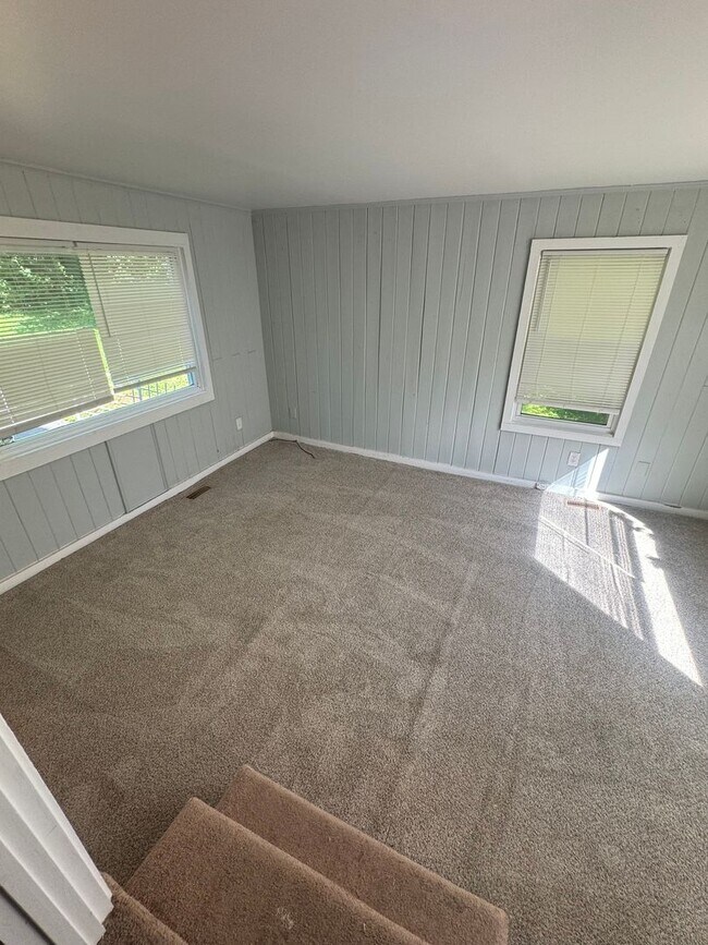 Building Photo - Knoxville 37915 - Adorable 3 bedroom, 1 bath cottage - Contact Lisa Vineyard or Shannon Russell 8...
