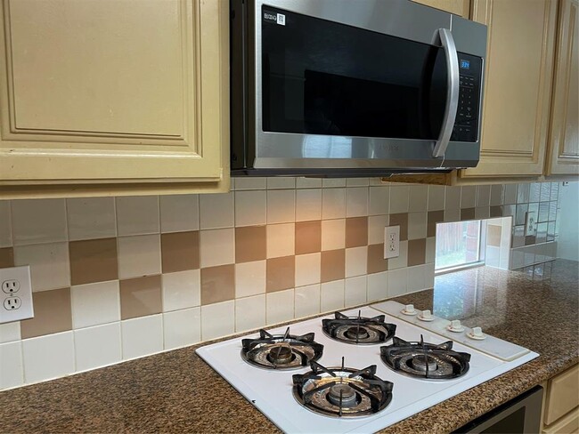 Foto del edificio - 4011 Harwood Dr