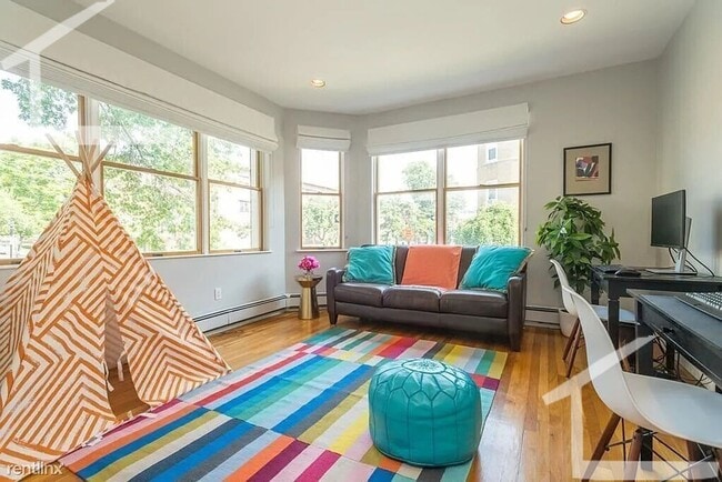 Building Photo - Sunny Brookline 5Bed/2 Bath Near Boston University, B Line and C Line