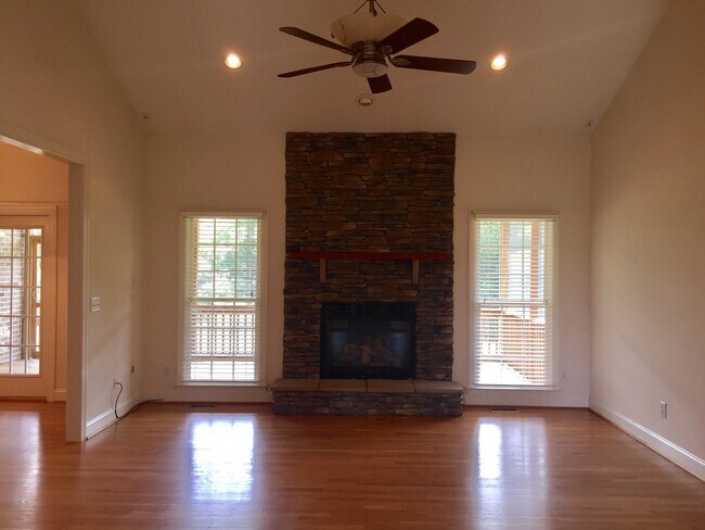 Foto del edificio - Beautiful Brick Home in NW School District