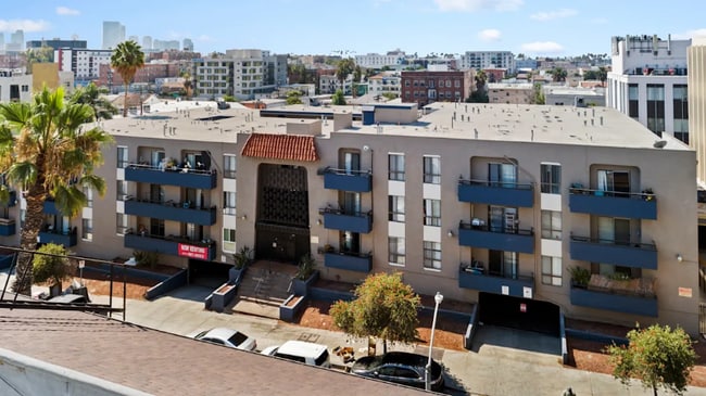 Building Photo - 2900 Sunset Pl