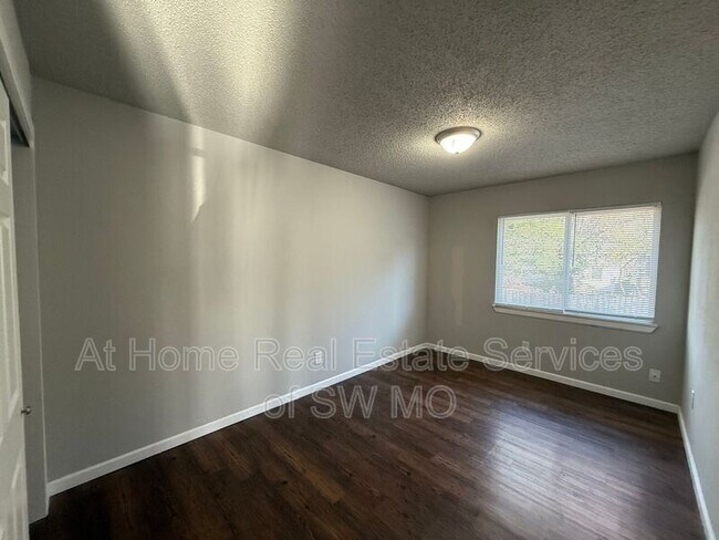 Building Photo - 712 E Sunshine St