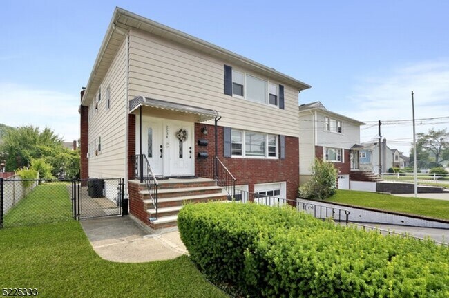 Building Photo - 2534 Spruce St